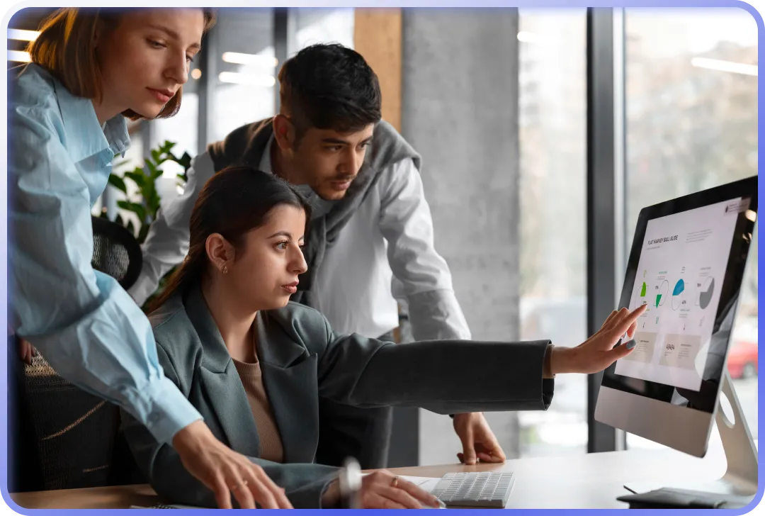 Humains qui regarde les data sur un écran